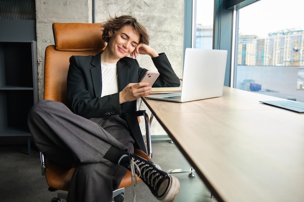 Foto portret van een jonge vrouw met een mobiele telefoon