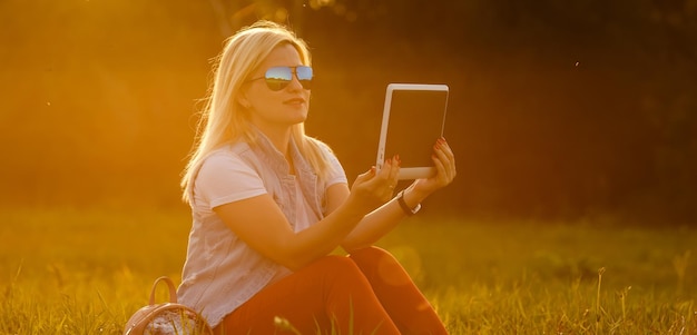 Foto portret van een jonge vrouw met een mobiele telefoon