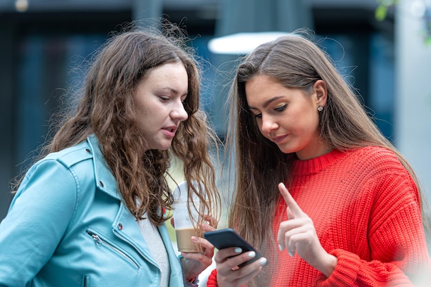 Portret van een jonge vrouw met een mobiele telefoon