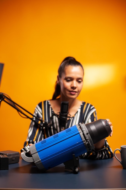 Foto portret van een jonge vrouw met een mobiele telefoon