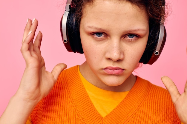 Foto portret van een jonge vrouw met een mobiele telefoon