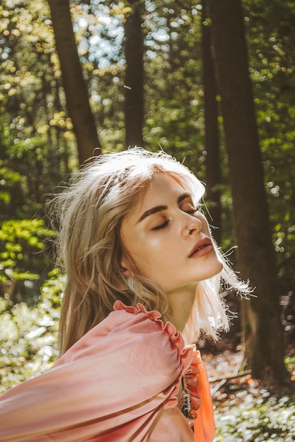 Portret van een jonge vrouw met een oorbel in haar neus die haar ogen sloot met vreugde en plezier