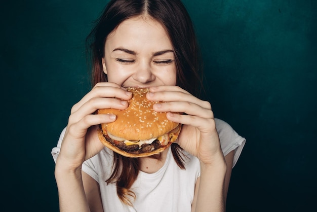 Portret van een jonge vrouw met een roos