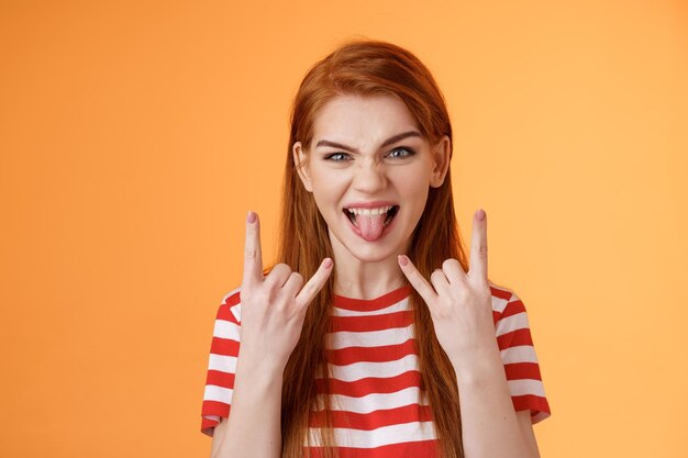 Portret van een jonge vrouw met een speelgoed op een gele achtergrond