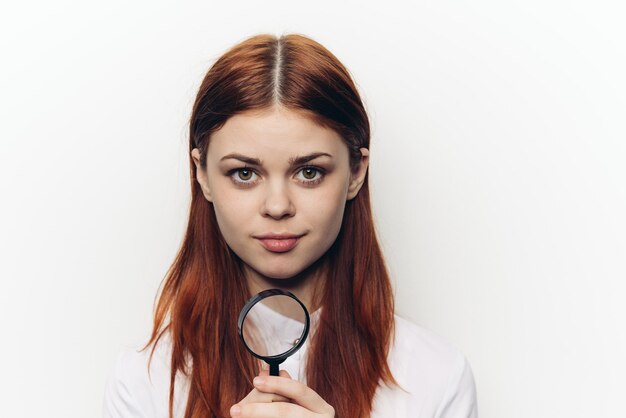 Foto portret van een jonge vrouw met een stethoscoop op een witte achtergrond