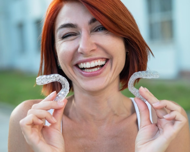 Foto portret van een jonge vrouw met een zonnebril