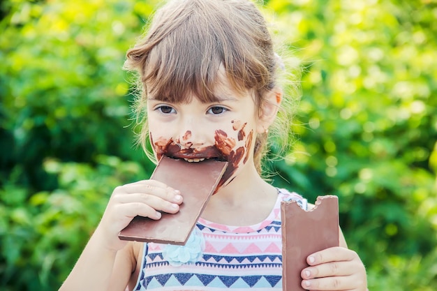 Foto portret van een jonge vrouw met gezichtsverf