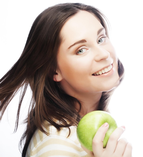 Portret van een jonge vrouw met groene appel