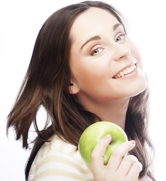 Portret van een jonge vrouw met groene appel