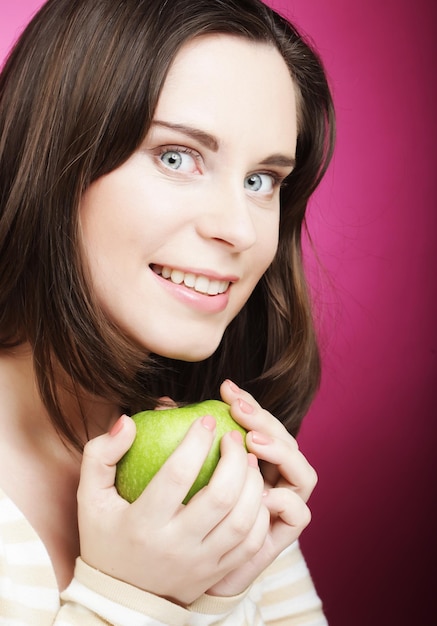 Portret van een jonge vrouw met groene appel