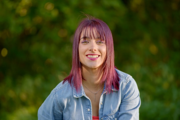 Portret van een jonge vrouw met groene ogen