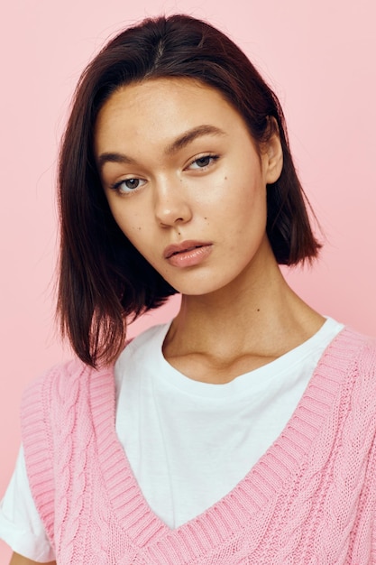 Portret van een jonge vrouw met kort haar en een roze trui Lifestyle ongewijzigd