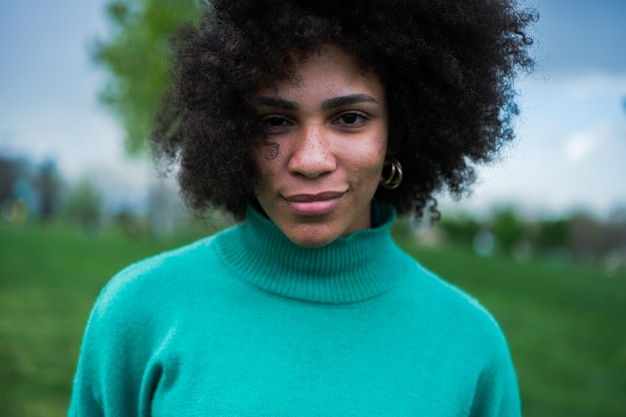 Portret van een jonge vrouw met krullend kapsel