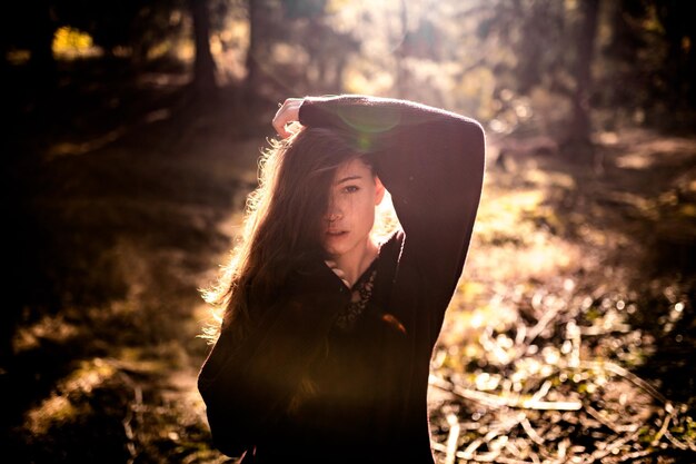 Foto portret van een jonge vrouw met lang haar