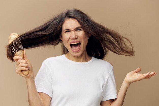 Portret van een jonge vrouw met make-up tegen de muur