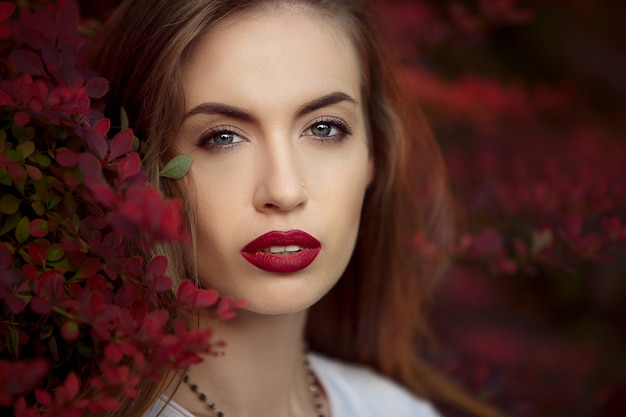 Portret van een jonge vrouw met marsala lippen