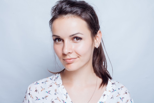 Portret van een jonge vrouw met natuurlijke make-up