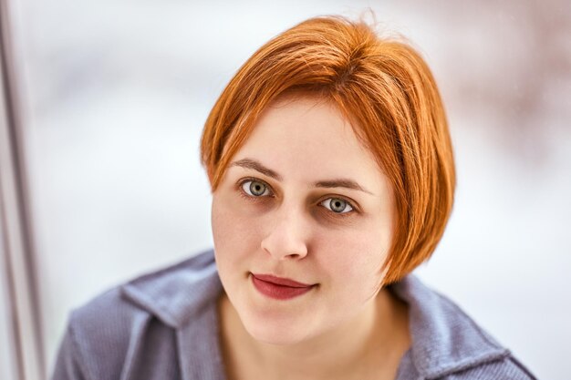 Foto portret van een jonge vrouw met rood haar