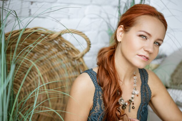 Portret van een jonge vrouw met rood haar