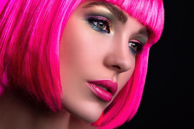Portret van een jonge vrouw met roze haar