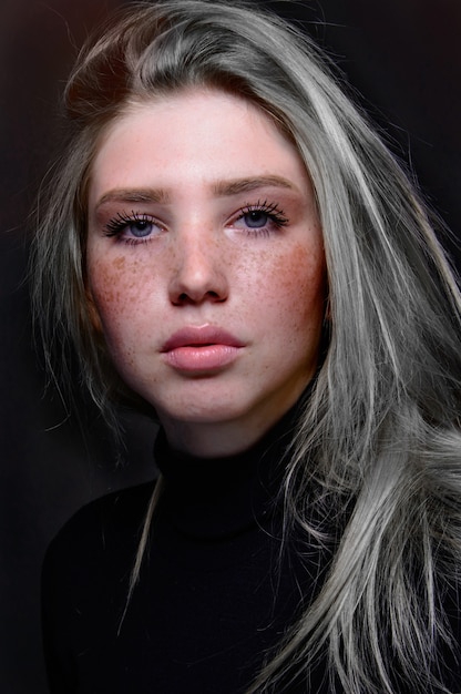 Portret van een jonge vrouw met sproeten op het gezicht