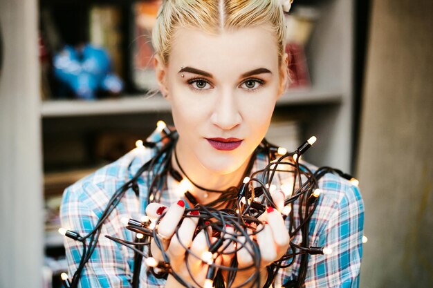 Foto portret van een jonge vrouw met verlichte lichten