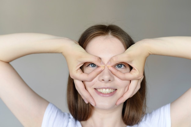 Foto portret van een jonge vrouw met wit t-shirt