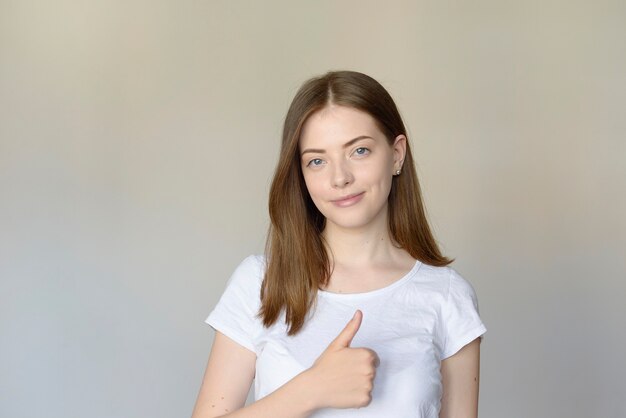 portret van een jonge vrouw met wit T-shirt