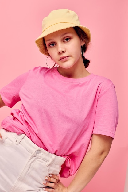 Portret van een jonge vrouw mode kleding hoed roze tshirt decoratie poseren