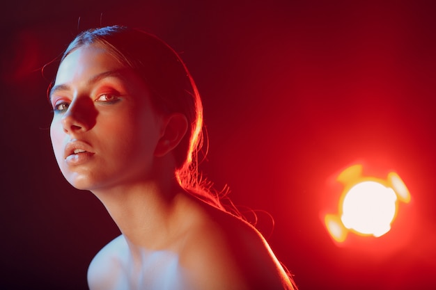 Portret van een jonge vrouw model met natuurlijke make-up