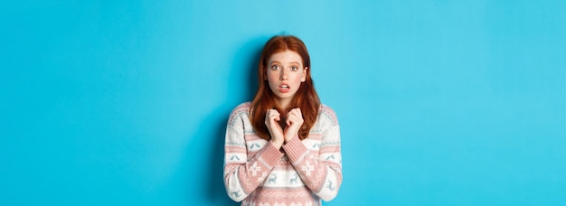 Foto portret van een jonge vrouw op een blauwe achtergrond