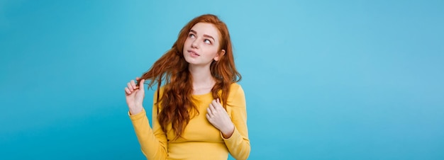 Portret van een jonge vrouw op een blauwe achtergrond