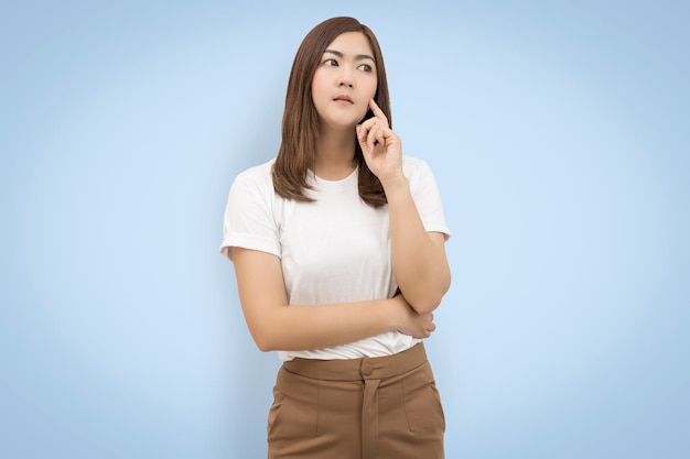 Portret van een jonge vrouw op een blauwe achtergrond