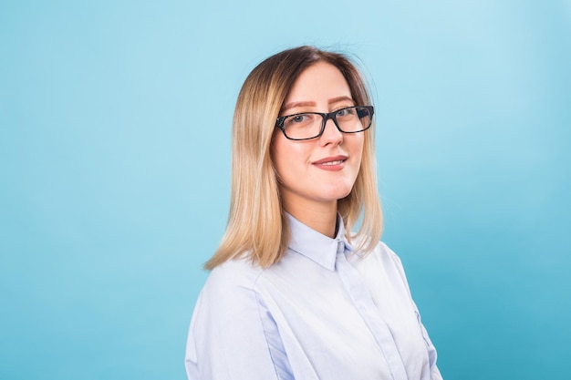 Portret van een jonge vrouw op een blauwe achtergrond