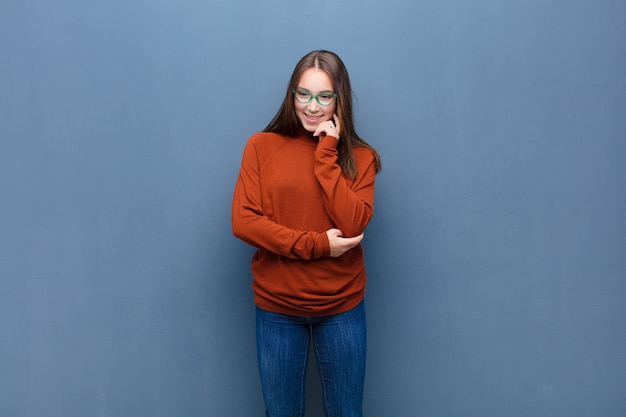 Portret van een jonge vrouw op een blauwe achtergrond