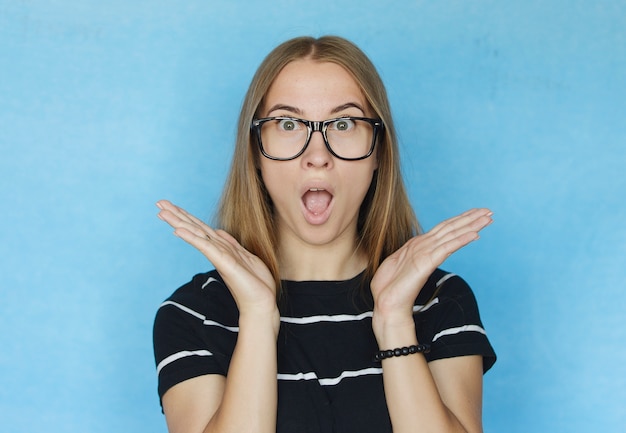 Foto portret van een jonge vrouw op een blauwe achtergrond