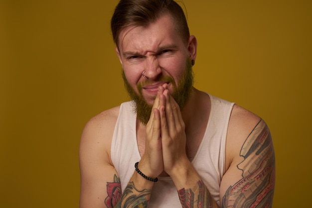 Foto portret van een jonge vrouw op een gele achtergrond