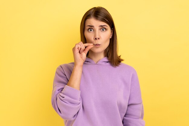 Foto portret van een jonge vrouw op een gele achtergrond