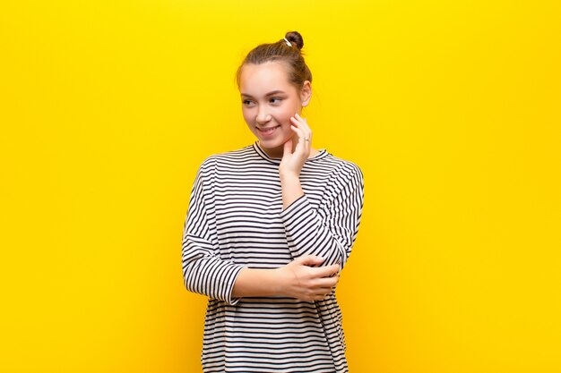 Portret van een jonge vrouw op een gele achtergrond