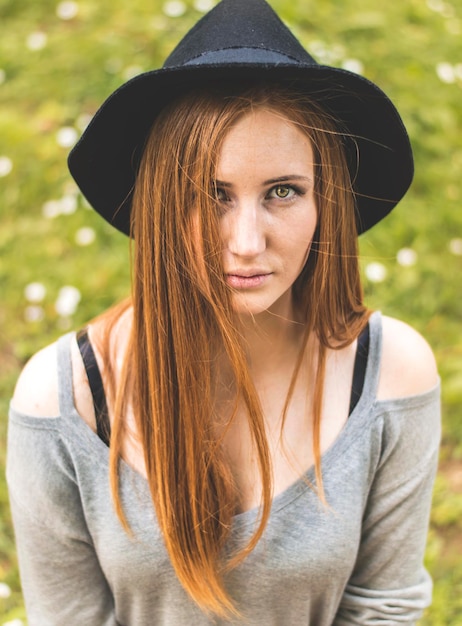 Portret van een jonge vrouw op een grasveld