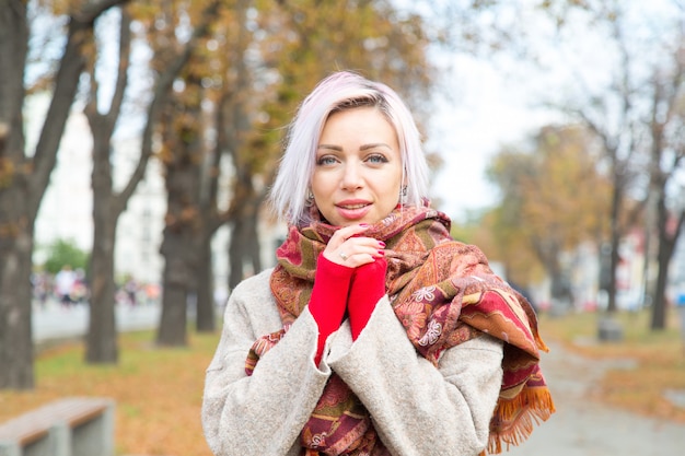 Portret van een jonge vrouw op een park