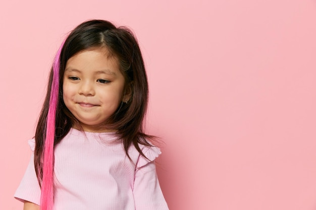 Portret van een jonge vrouw op een roze achtergrond