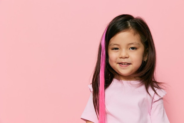 Portret van een jonge vrouw op een roze achtergrond