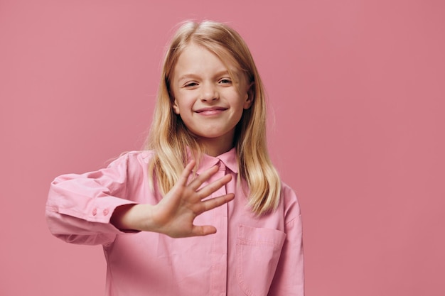 Foto portret van een jonge vrouw op een roze achtergrond