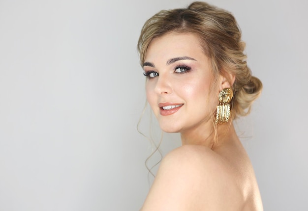 Portret van een jonge vrouw op een witte achtergrond