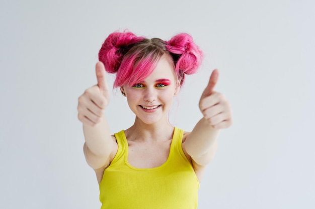 Foto portret van een jonge vrouw op een witte achtergrond