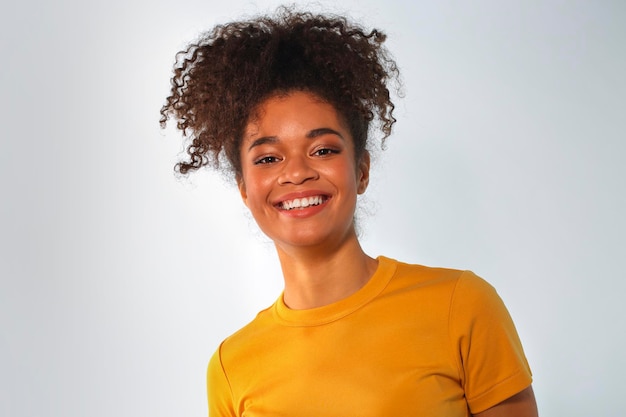 Portret van een jonge vrouw op een witte achtergrond