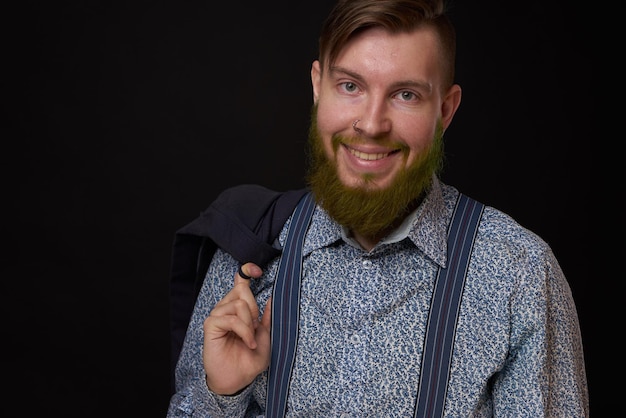 Foto portret van een jonge vrouw op een zwarte achtergrond