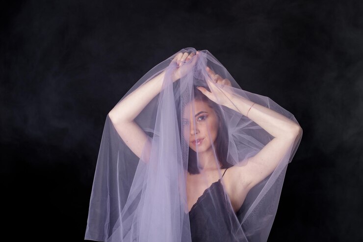 Foto portret van een jonge vrouw op een zwarte achtergrond