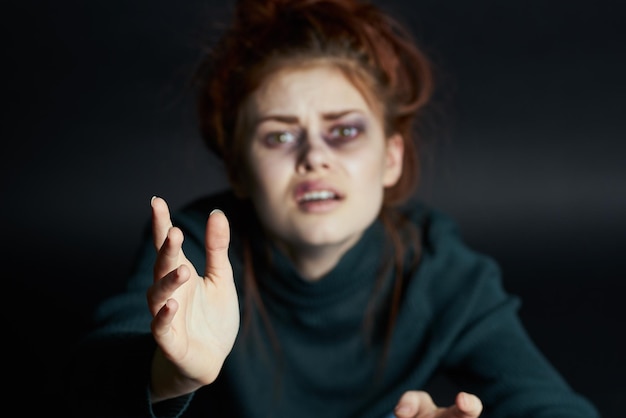 Foto portret van een jonge vrouw op een zwarte achtergrond